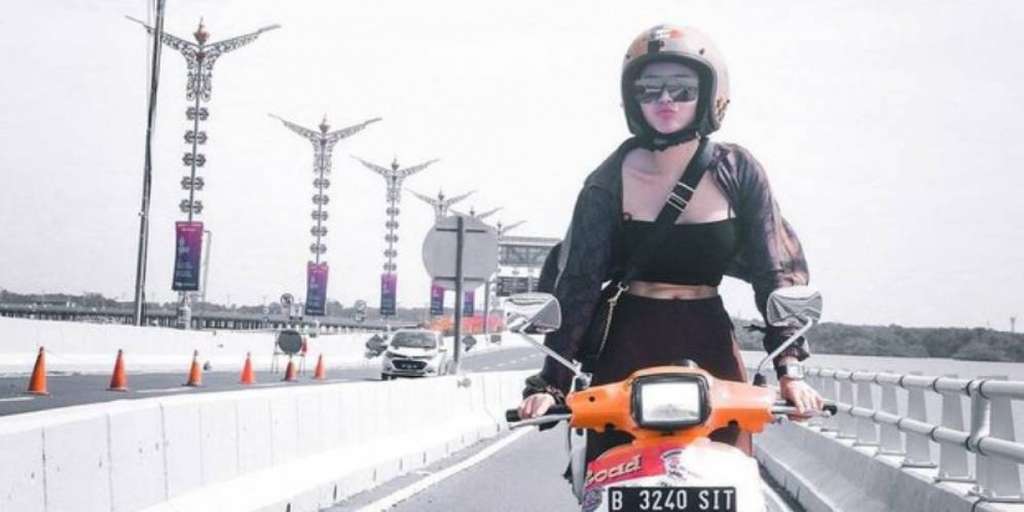 Potret Wika Salim Naik Vespa Pakai Jaket Terbuka Netizen Salfok Ke