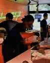 Awkarin jadi pelayan kopi