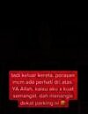 Sosok seram itu bertengger di atas atap bangunan kosong.
