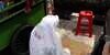 Masya Allah, Pedagang Ini Tetap Sholat Meski Ngasong di Jalan
