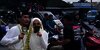 Viral, Manisnya Momen Foto Pernikahan dengan Latar Ricuhnya Demo Pati