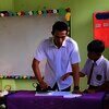 Viral Guru Pria Ajarkan Setrika Murid Lelakinya, Banjir Dukungan Para Ibu