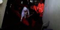 Diantar Perahu Karet, Pasangan Ini Menikah di KUA Mampang