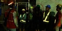 Ada Pekerja Aneh di Proyek, Perhatikan yang Pakai Helm Hijau