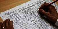 Wow! 91 Tahun Koran Ini Bertahan dengan Tulisan Tangan