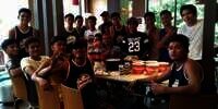 Ada yang Aneh Saat Kumpulan Pemuda Pamer Makanan di Restoran