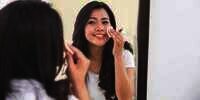 Expert Tips Aplikasikan Bedak agar Riasan Tidak Terlihat Cakey