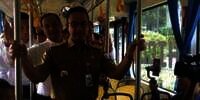 Pengalaman Pertama Anies Baswedan Naik Bus Listrik di Jakarta