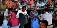 Momen Jokowi Makan Bareng Buruh Pabrik, Menunya Sama