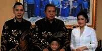 Gaya Kompak Menantu SBY ke Makam Ani Yudhoyono, Netizen Salah Fokus