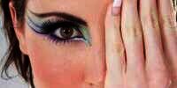 Tips Pakai Warna Eyeshadow Berbeda di Kedua Mata