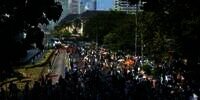Ragam Aksi Pendemo di Sekitar Lokasi Sidang Putusan MK