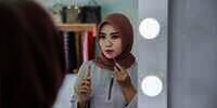 Tips Membuat Lipstik Awet di Bibir dengan 4 Langkah Mudah