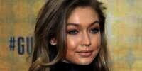 Gaya Stunning Gigi Hadid di VMAs, Kasual dan Serba Nude