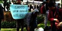 Tukang Es ke Mahasiswa: Gratis untuk Generasi Anti-Korupsi