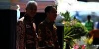Kala Sang Gubernur Ganjar Pranowo Menyetrika Sendiri Pakaian