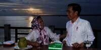 Ditemani Kelapa Muda, Jokowi-Iriana Mesra Nikmati Senja di Papua