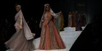 Gaya Artis Berhijab Syar'i di Jakarta Fashion Week