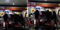 Keluarga Kompak, Guncang Mobil Biar Tangki BBM Maksimal Terisi