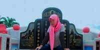 Viral Gadis Duduk Tak Sopan di Atas Kuburan China