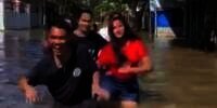 Main TikTok, Cara 'Santuy Warga +62' Hadapi Banjir