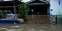 Foto Terkini Banjir di Kampung Makasar, Ketinggian Air Semeter