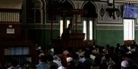 Foto Sholat Jumat di Masjid Al-Azhar, Jamaah Tak Berjarak