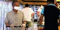 Intip Gaya PM Malaysia Belanja Sendiri di Supermarket saat Corona