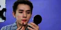 Viral Pria 'Berbibir Besi' di China, Pecahkan Rekor Pakai Lipstick