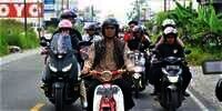 Gaya Ustaz Abdul Somad Naik Motor Klasik, Jauh dari Kesan Mewah