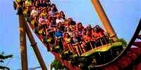 Ngeri! Roller Coaster Macet, Penumpang Terjebak dalam Posisi Terbalik