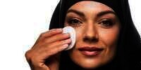 5 Manfaat Micellar Water Selain Menghapus Makeup