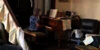Bikin Dunia Haru, Nenek Main Piano di Tengah Puing Ledakan Beirut