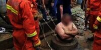 Detik-Detik Menegangkan Evakuasi Pria yang Tercebur Sumur Super Sempit