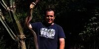 Video Mendebarkan Pawang Tangkap Black Mamba Paling Berbisa Pakai Tangan Kosong