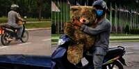 Kisah Pria Angkut Teddy Bear dari Tempat Sampah untuk Hadiah Anak Bikin Terenyuh