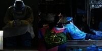 Potret Perjuangan Petugas Memerangi Covid-19 dan Jaga Pasien Tetap Selamat