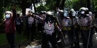 FOTO: Polisi Pukul Mundur Pendemo 1812