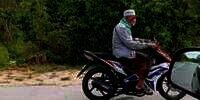 Penampakan Pria Berkopiah Pakai Masker Aneh Bentuk Tak Lazim, Pas Didekati...