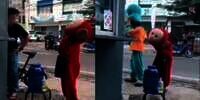 Perlakuan Pria Kepada 2 Bocah Badut Teletubbies yang Lelah Cari Uang Bikin Haru