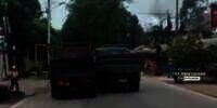 Truk TNI Pepet Sopir Truk Ugal-ugalan di Jalan, Mirip di Film-Film