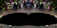 Hanya di Indonesia, Sinkhole Raksasa Malah Dikerumuni