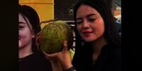 Viral Penjual Es Kelapa Muda Cantik, Teknik Mengupasnya Level Advance