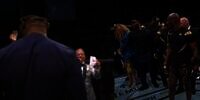 Kamaru Usman Menang KO di UFC, Sosok Berpeci Hitam Khas Indonesia Bikin Salfok