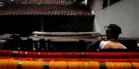 FOTO: Proses Panjang Pembuatan Kain Lurik