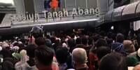 Imbas Pengunjung Membludak, KRL Tak Berhenti di Stasiun Tanah Abang