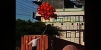 Viral Aksi Heroik Pria Bersarung Selamatkan Dagangan Tukang Balon saat Sholat Id