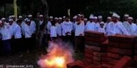 Viral Video Santri Hancurkan HP Pakai Palu hingga Keluar Api