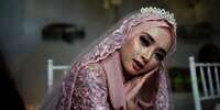 Aplikasikan Highlighter di 4 Area Wajah Agar Terlihat Glowing Tahan Lama