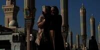 Imam Masjid di Madinah Sentil Kelakuan Selfie Jemaah Indonesia di Masjid Nabawi